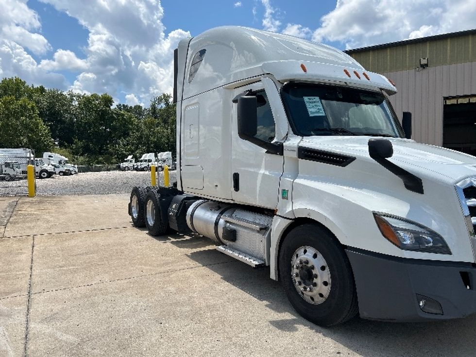 Sleeper Tractor-Heavy Duty Tractors-Freightliner-2021-T12664ST-Hueytown-AL-457,717\n\t\tmiles-$ 74,000 - Image 1