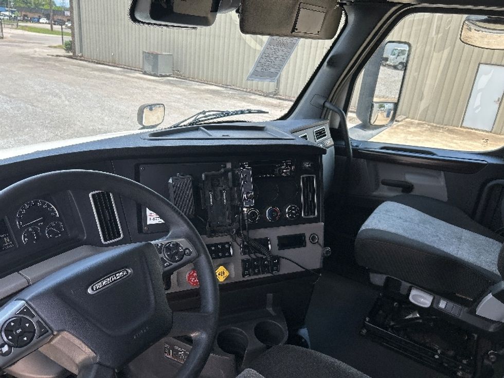 Sleeper Tractor-Heavy Duty Tractors-Freightliner-2021-T12664ST-Hueytown-AL-457,717\n\t\tmiles-$ 74,000 - Image 10