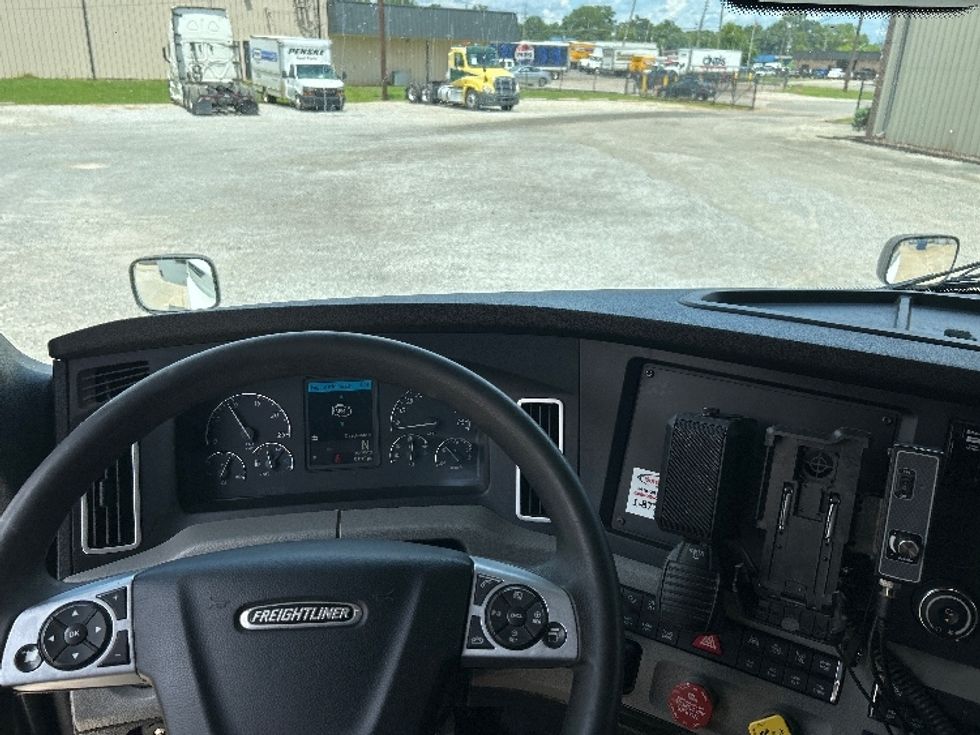 Sleeper Tractor-Heavy Duty Tractors-Freightliner-2021-T12664ST-Hueytown-AL-457,717\n\t\tmiles-$ 74,000 - Image 11