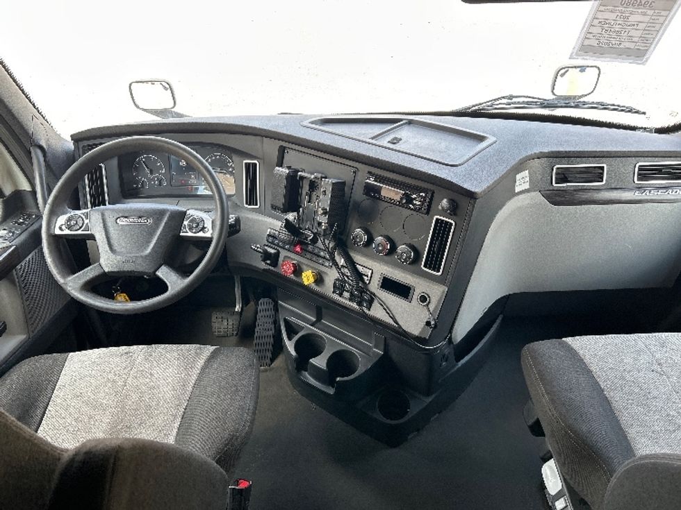 Sleeper Tractor-Heavy Duty Tractors-Freightliner-2021-T12664ST-Hueytown-AL-457,717\n\t\tmiles-$ 74,000 - Image 12