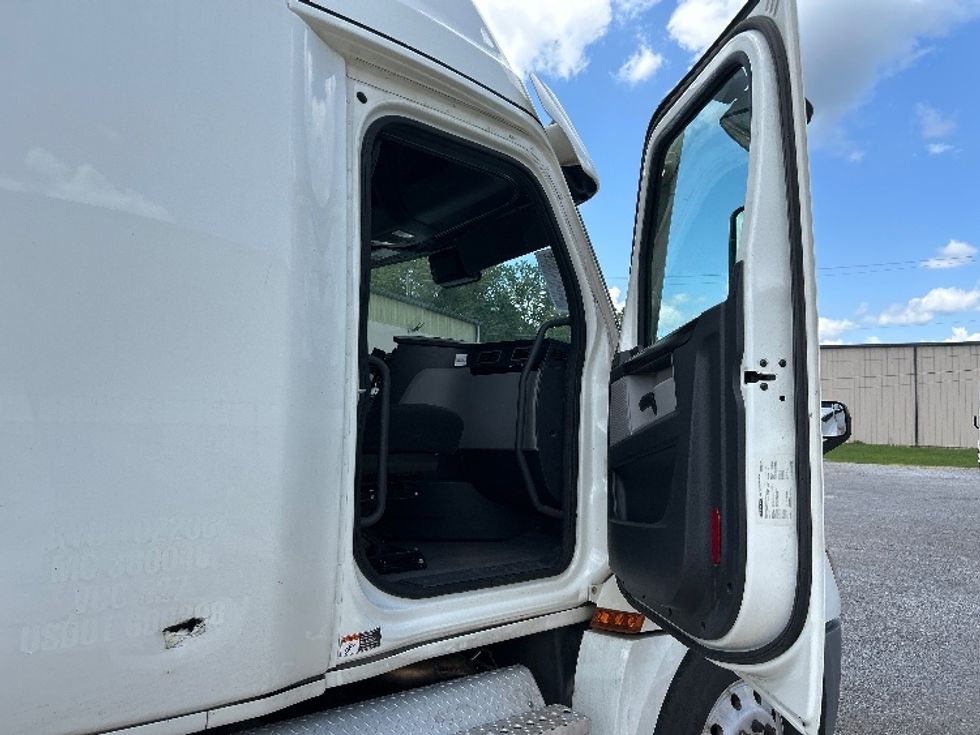 Sleeper Tractor-Heavy Duty Tractors-Freightliner-2021-T12664ST-Hueytown-AL-457,717\n\t\tmiles-$ 74,000 - Image 13