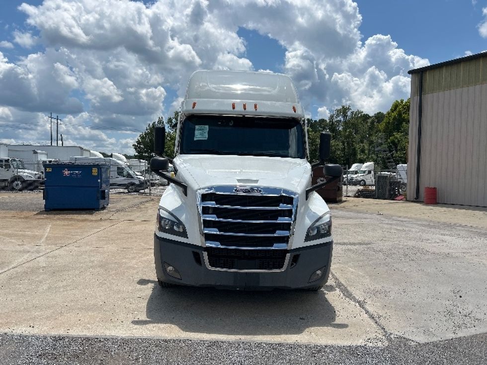 Sleeper Tractor-Heavy Duty Tractors-Freightliner-2021-T12664ST-Hueytown-AL-457,717\n\t\tmiles-$ 74,000 - Image 2