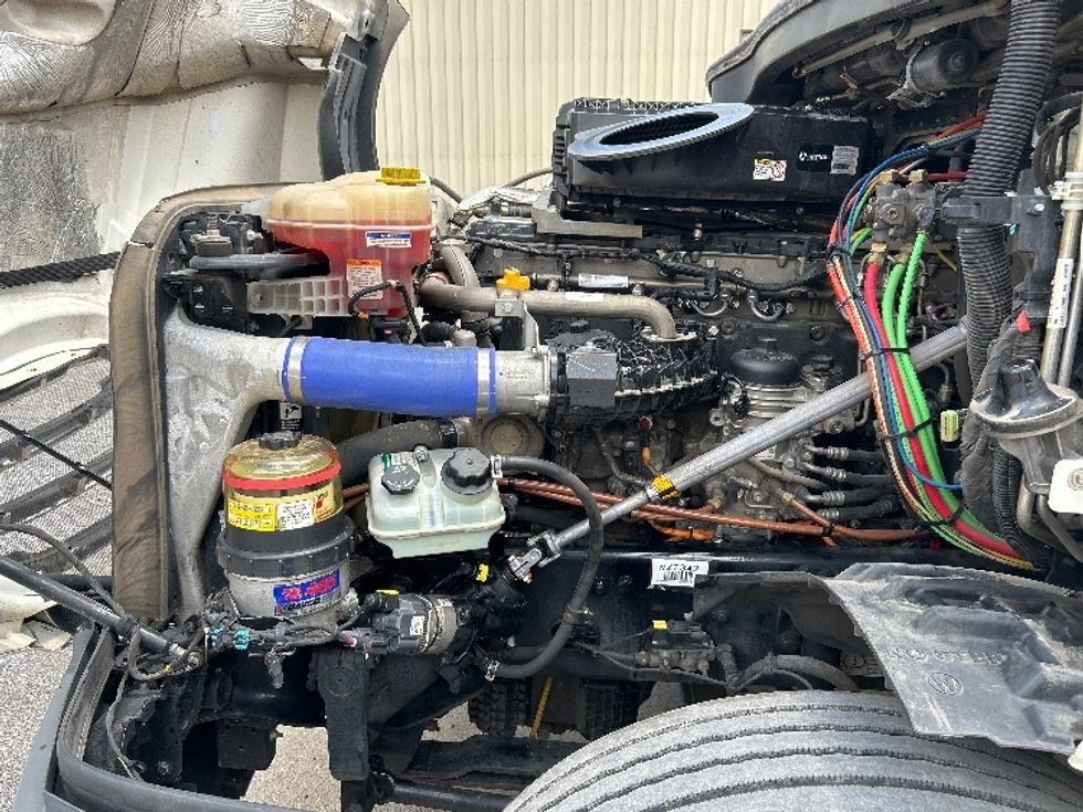 Sleeper Tractor-Heavy Duty Tractors-Freightliner-2021-T12664ST-Hueytown-AL-457,717\n\t\tmiles-$ 74,000 - Image 21