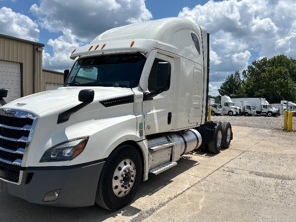 Sleeper Tractor-Heavy Duty Tractors-Freightliner-2021-T12664ST-Hueytown-AL-457,717\n\t\tmiles-$ 74,000 - Image 3