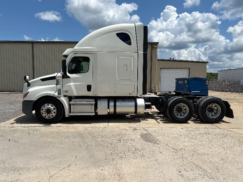 Sleeper Tractor-Heavy Duty Tractors-Freightliner-2021-T12664ST-Hueytown-AL-457,717\n\t\tmiles-$ 74,000 - Image 4