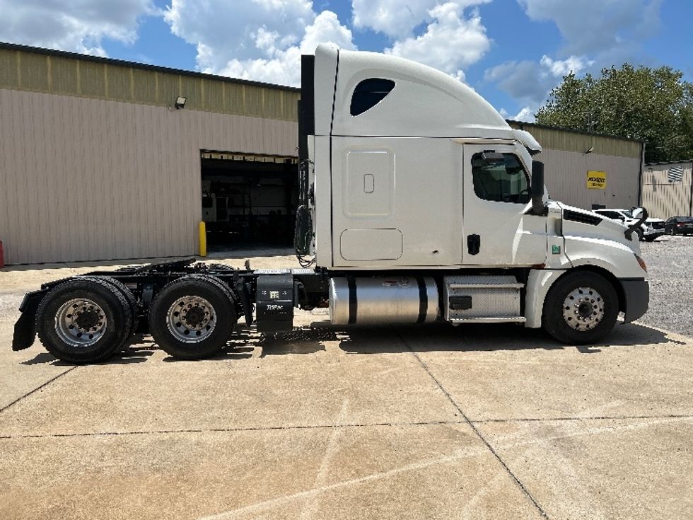 Sleeper Tractor-Heavy Duty Tractors-Freightliner-2021-T12664ST-Hueytown-AL-457,717\n\t\tmiles-$ 74,000 - Image 8