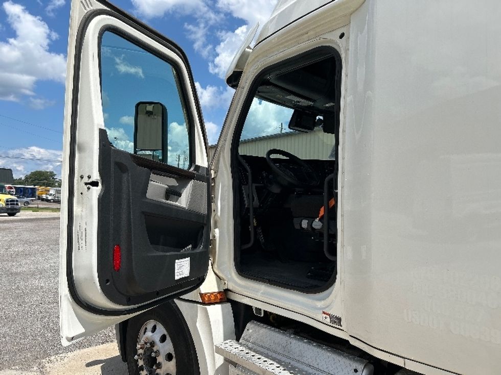 Sleeper Tractor-Heavy Duty Tractors-Freightliner-2021-T12664ST-Hueytown-AL-457,717\n\t\tmiles-$ 74,000 - Image 9