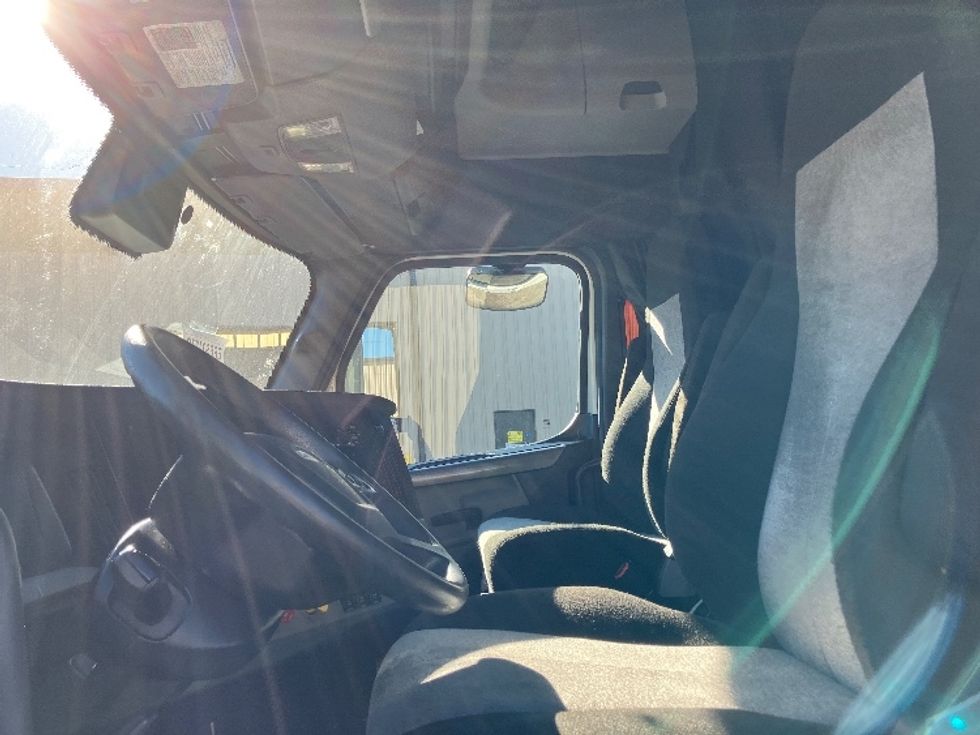 Sleeper Tractor-Heavy Duty Tractors-Freightliner-2021-T12664ST-Hueytown-AL-458,607\n\t\tmiles-$ 67,000 - Image 10