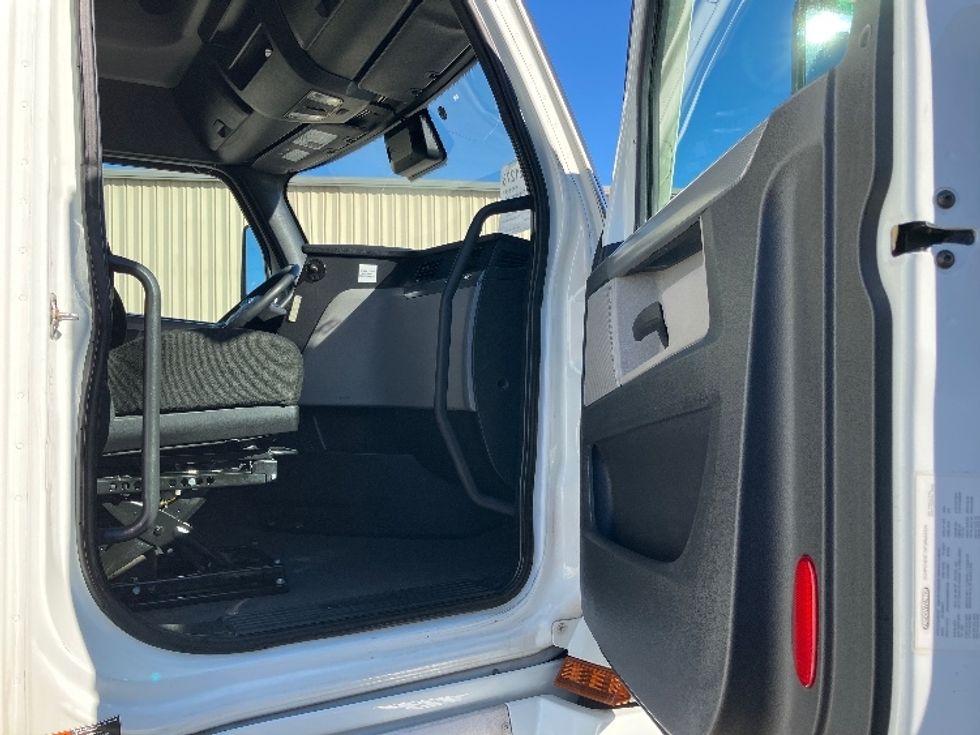 Sleeper Tractor-Heavy Duty Tractors-Freightliner-2021-T12664ST-Hueytown-AL-458,607\n\t\tmiles-$ 67,000 - Image 13