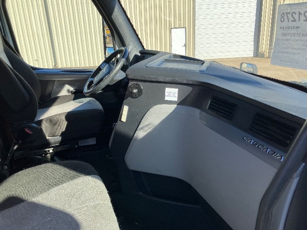 Sleeper Tractor-Heavy Duty Tractors-Freightliner-2021-T12664ST-Hueytown-AL-458,607\n\t\tmiles-$ 67,000 - Image 15