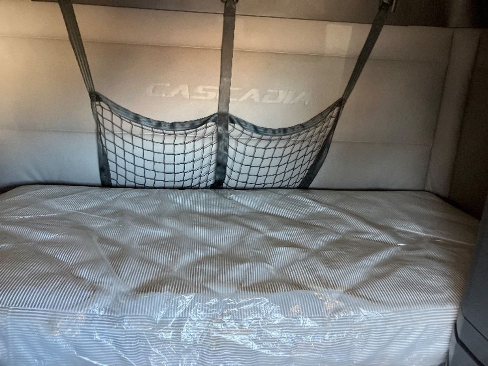 Sleeper Tractor-Heavy Duty Tractors-Freightliner-2021-T12664ST-Hueytown-AL-458,607\n\t\tmiles-$ 67,000 - Image 16