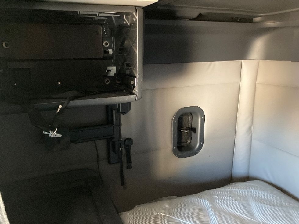 Sleeper Tractor-Heavy Duty Tractors-Freightliner-2021-T12664ST-Hueytown-AL-458,607\n\t\tmiles-$ 67,000 - Image 19