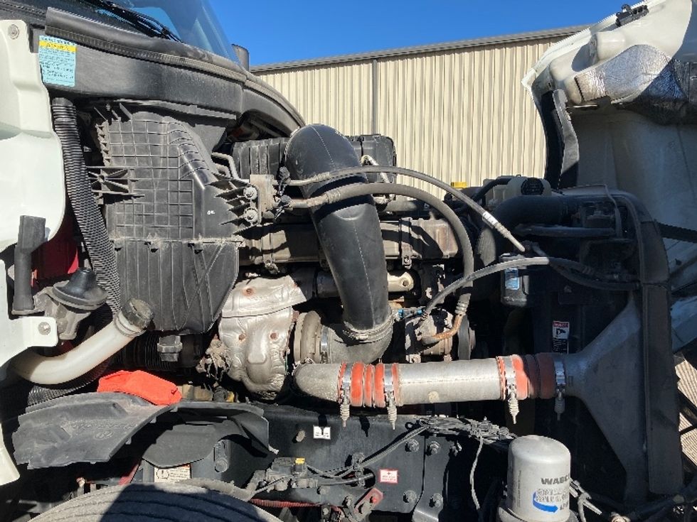 Sleeper Tractor-Heavy Duty Tractors-Freightliner-2021-T12664ST-Hueytown-AL-458,607\n\t\tmiles-$ 67,000 - Image 21