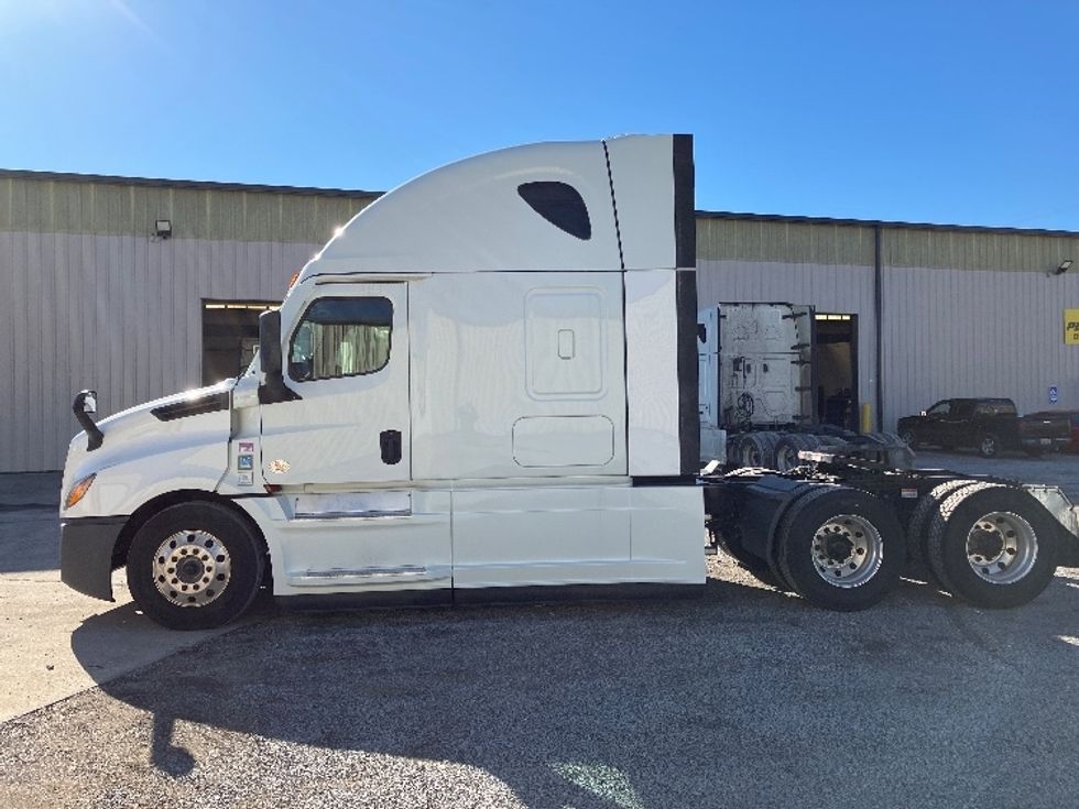Sleeper Tractor-Heavy Duty Tractors-Freightliner-2021-T12664ST-Hueytown-AL-458,607\n\t\tmiles-$ 67,000 - Image 4