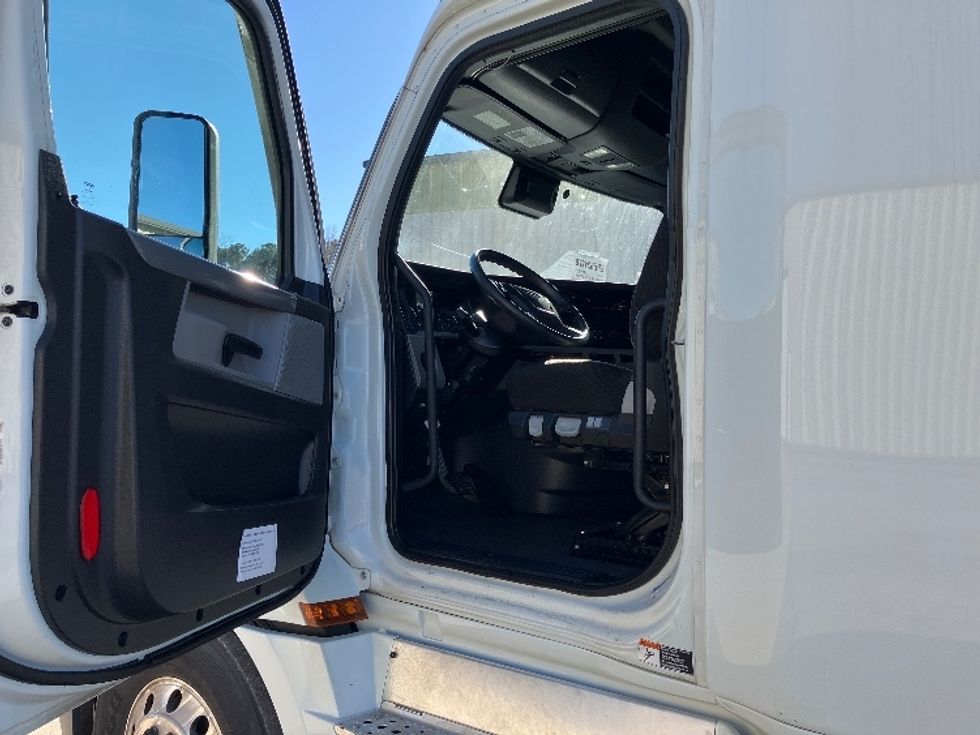 Sleeper Tractor-Heavy Duty Tractors-Freightliner-2021-T12664ST-Hueytown-AL-458,607\n\t\tmiles-$ 67,000 - Image 9