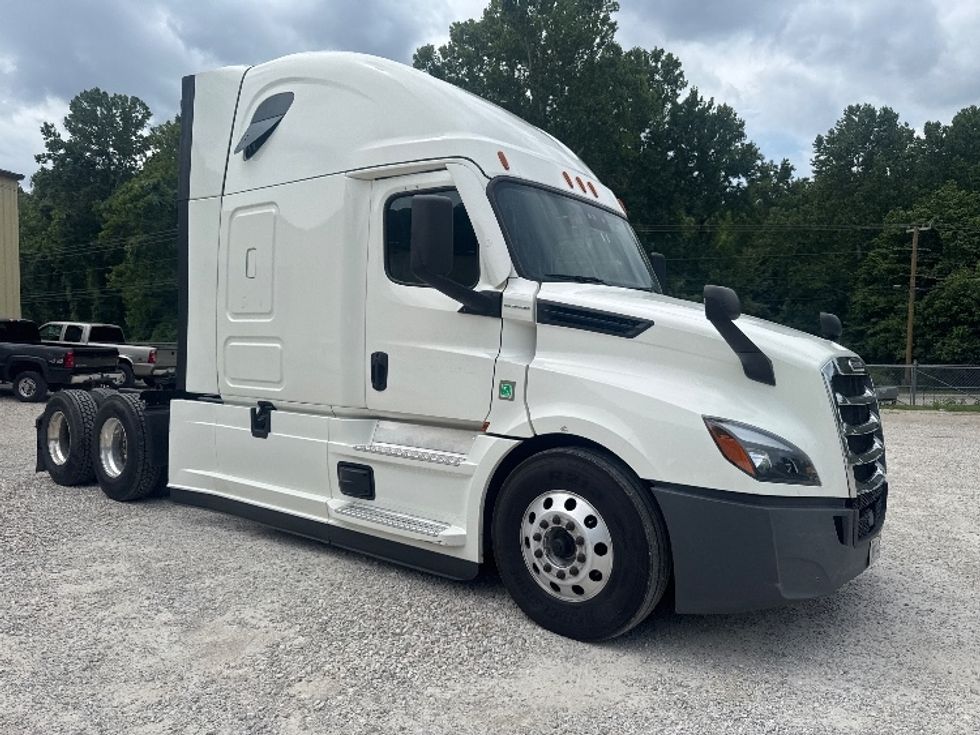 Sleeper Tractor-Heavy Duty Tractors-Freightliner-2021-T12664ST-Huntington-WV-581,699\n\t\tmiles-$ 64,250 - Image 1