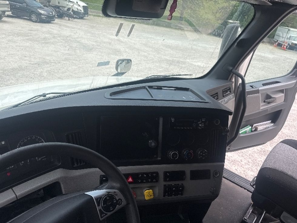 Sleeper Tractor-Heavy Duty Tractors-Freightliner-2021-T12664ST-Huntington-WV-581,699\n\t\tmiles-$ 64,250 - Image 11