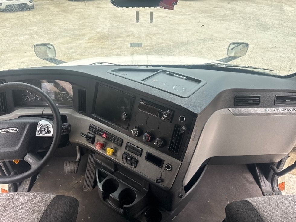 Sleeper Tractor-Heavy Duty Tractors-Freightliner-2021-T12664ST-Huntington-WV-581,699\n\t\tmiles-$ 64,250 - Image 12