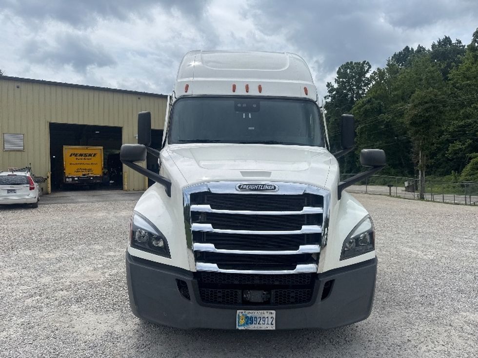 Sleeper Tractor-Heavy Duty Tractors-Freightliner-2021-T12664ST-Huntington-WV-581,699\n\t\tmiles-$ 64,250 - Image 2