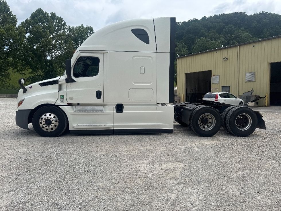Sleeper Tractor-Heavy Duty Tractors-Freightliner-2021-T12664ST-Huntington-WV-581,699\n\t\tmiles-$ 64,250 - Image 4
