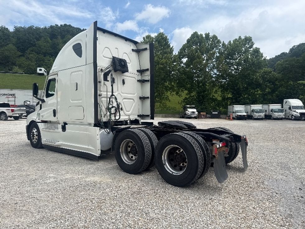 Sleeper Tractor-Heavy Duty Tractors-Freightliner-2021-T12664ST-Huntington-WV-581,699\n\t\tmiles-$ 64,250 - Image 5