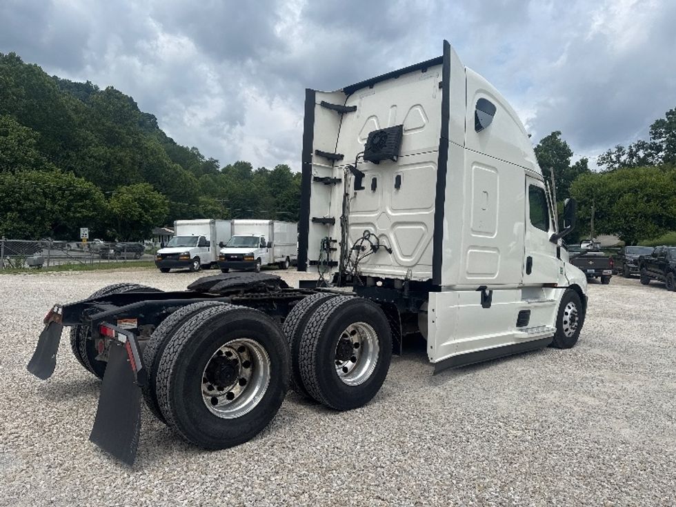 Sleeper Tractor-Heavy Duty Tractors-Freightliner-2021-T12664ST-Huntington-WV-581,699\n\t\tmiles-$ 64,250 - Image 7