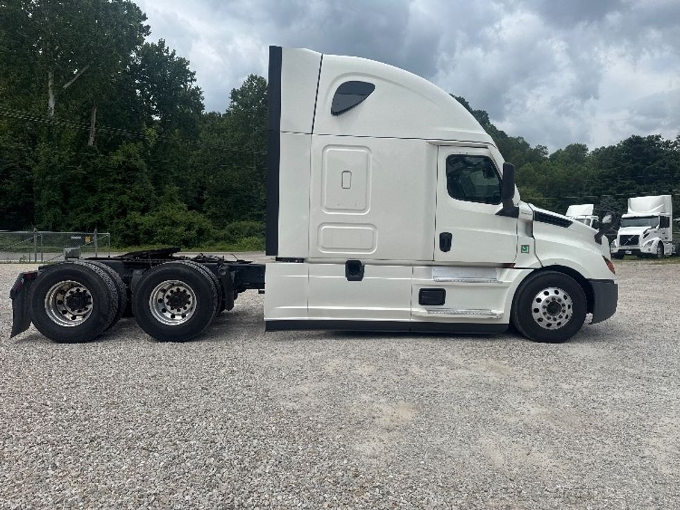 Sleeper Tractor-Heavy Duty Tractors-Freightliner-2021-T12664ST-Huntington-WV-581,699\n\t\tmiles-$ 64,250 - Image 8