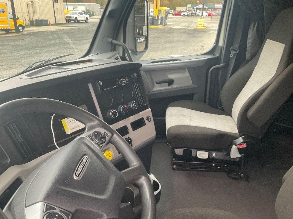 Sleeper Tractor-Heavy Duty Tractors-Freightliner-2021-T12664ST-Indian Trail-NC-517,172\n\t\tmiles-$ 62,500 - Image 10