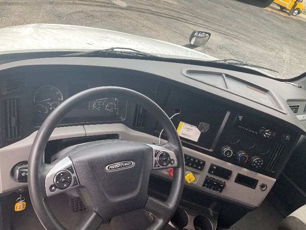 Sleeper Tractor-Heavy Duty Tractors-Freightliner-2021-T12664ST-Indian Trail-NC-517,172\n\t\tmiles-$ 62,500 - Image 11