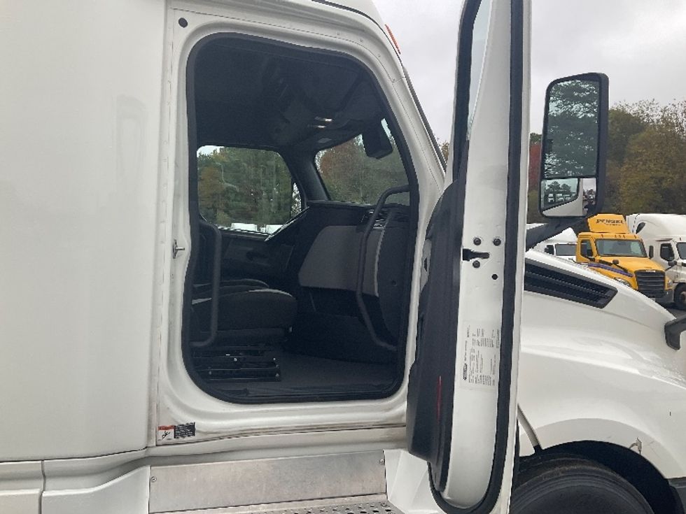 Sleeper Tractor-Heavy Duty Tractors-Freightliner-2021-T12664ST-Indian Trail-NC-517,172\n\t\tmiles-$ 62,500 - Image 13