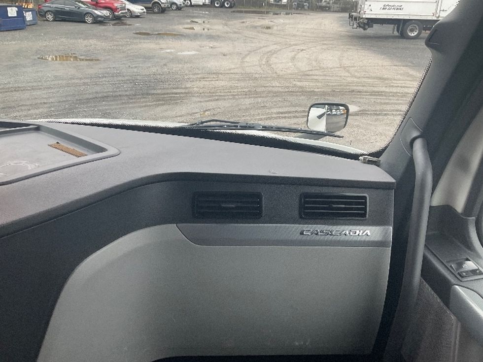 Sleeper Tractor-Heavy Duty Tractors-Freightliner-2021-T12664ST-Indian Trail-NC-517,172\n\t\tmiles-$ 62,500 - Image 14