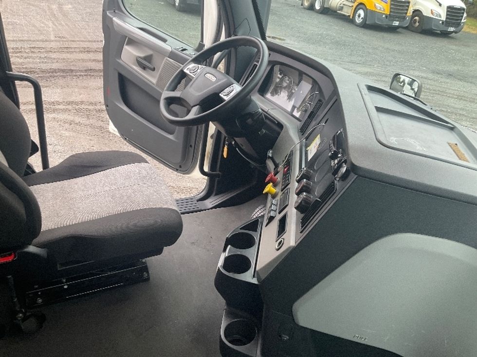 Sleeper Tractor-Heavy Duty Tractors-Freightliner-2021-T12664ST-Indian Trail-NC-517,172\n\t\tmiles-$ 62,500 - Image 15