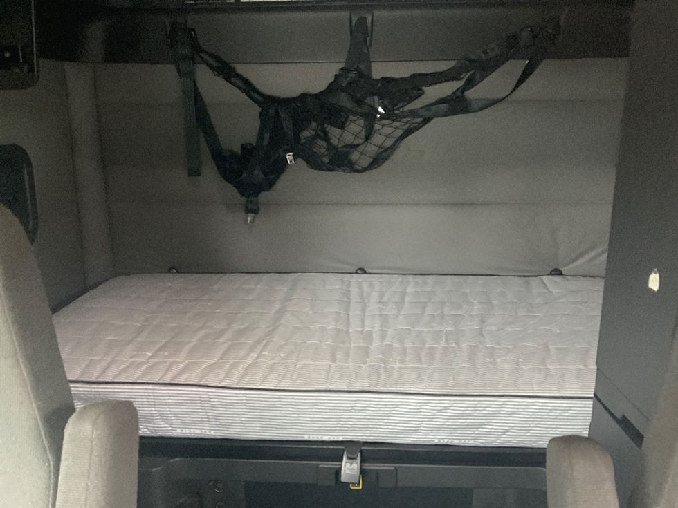 Sleeper Tractor-Heavy Duty Tractors-Freightliner-2021-T12664ST-Indian Trail-NC-517,172\n\t\tmiles-$ 62,500 - Image 17