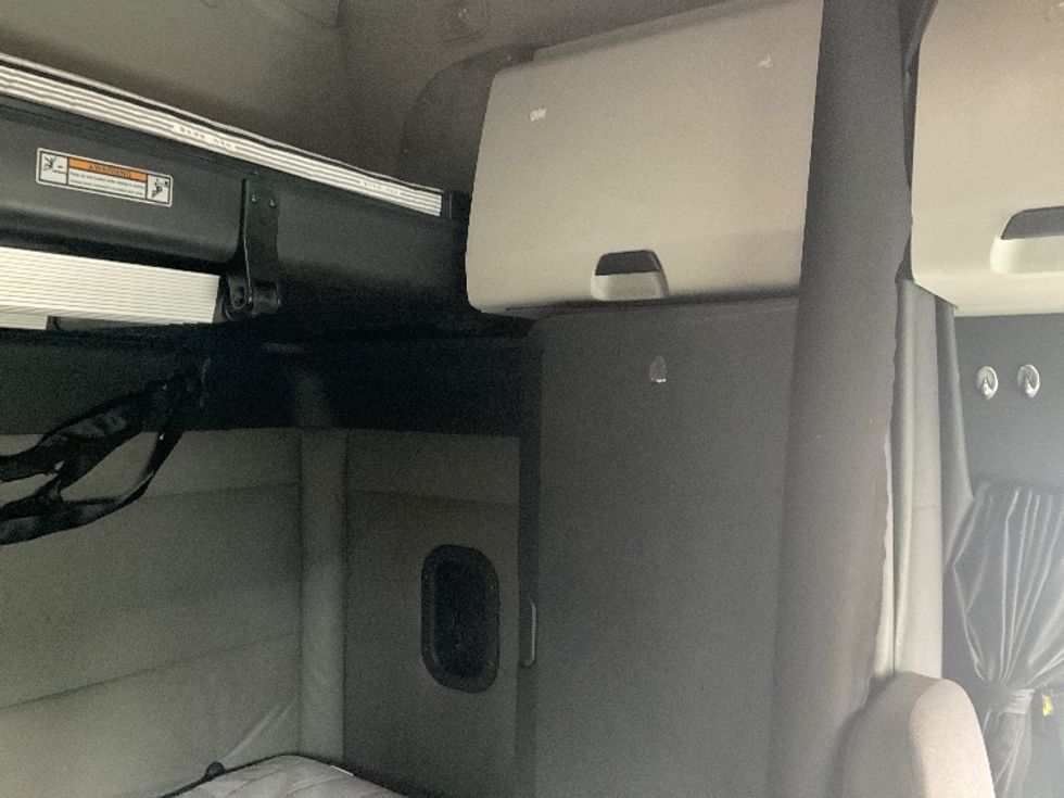 Sleeper Tractor-Heavy Duty Tractors-Freightliner-2021-T12664ST-Indian Trail-NC-517,172\n\t\tmiles-$ 62,500 - Image 18