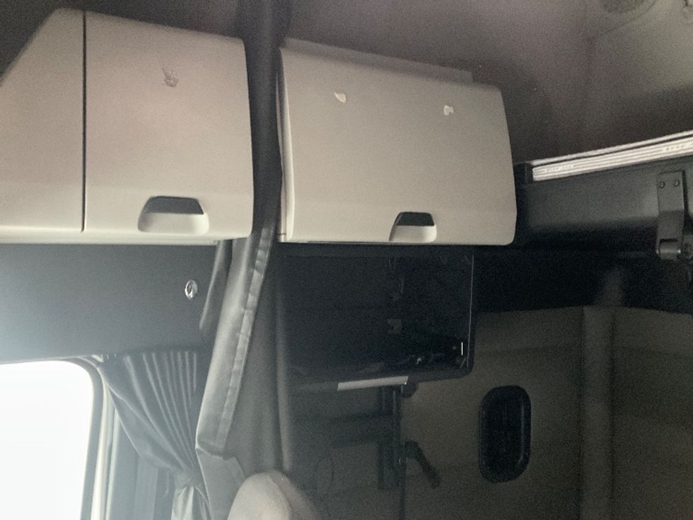 Sleeper Tractor-Heavy Duty Tractors-Freightliner-2021-T12664ST-Indian Trail-NC-517,172\n\t\tmiles-$ 62,500 - Image 19