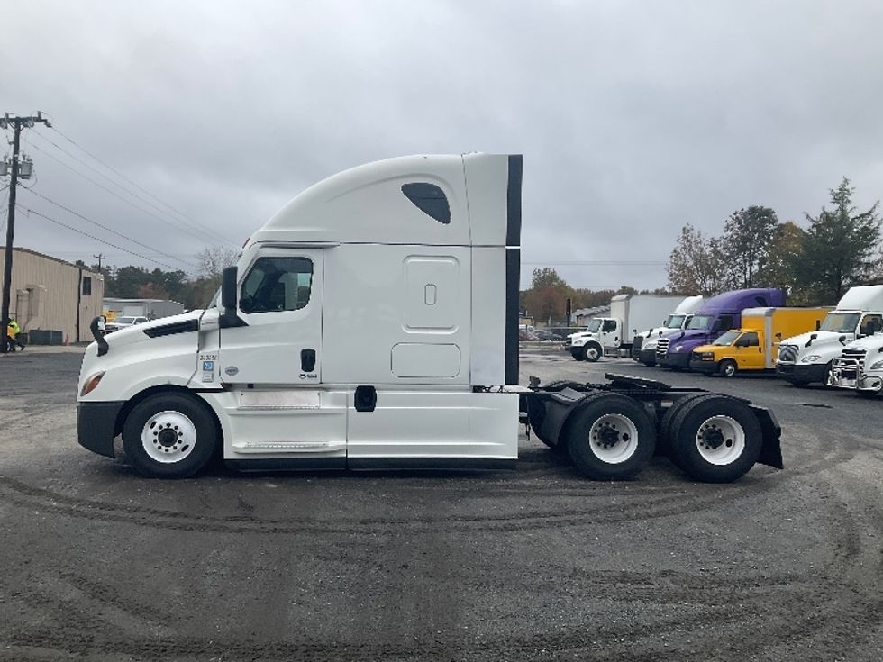 Sleeper Tractor-Heavy Duty Tractors-Freightliner-2021-T12664ST-Indian Trail-NC-517,172\n\t\tmiles-$ 62,500 - Image 4