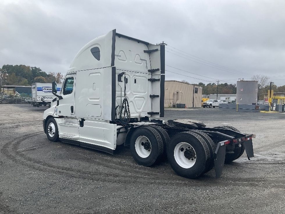 Sleeper Tractor-Heavy Duty Tractors-Freightliner-2021-T12664ST-Indian Trail-NC-517,172\n\t\tmiles-$ 62,500 - Image 5