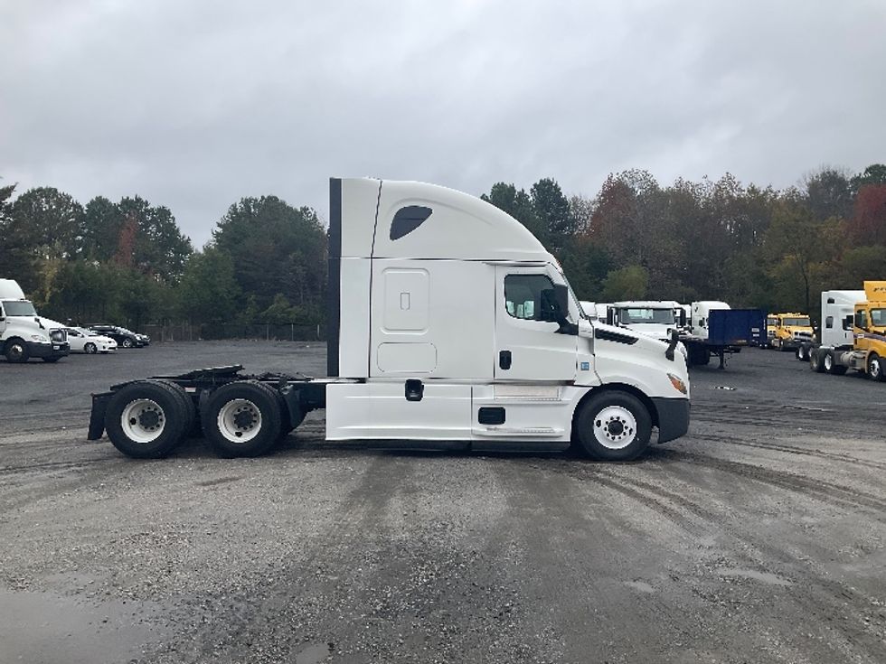 Sleeper Tractor-Heavy Duty Tractors-Freightliner-2021-T12664ST-Indian Trail-NC-517,172\n\t\tmiles-$ 62,500 - Image 8