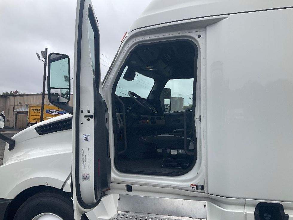 Sleeper Tractor-Heavy Duty Tractors-Freightliner-2021-T12664ST-Indian Trail-NC-517,172\n\t\tmiles-$ 62,500 - Image 9