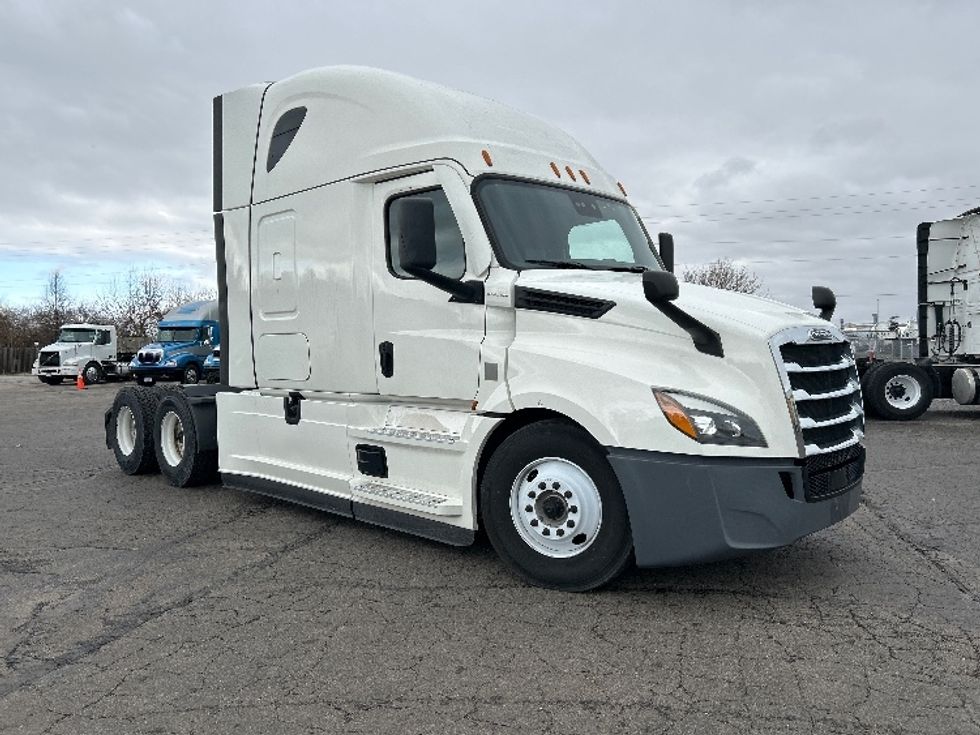 Sleeper Tractor-Heavy Duty Tractors-Freightliner-2021-T12664ST-Indianapolis-IN-306,689\n\t\tmiles-$ 77,500 - Image 1
