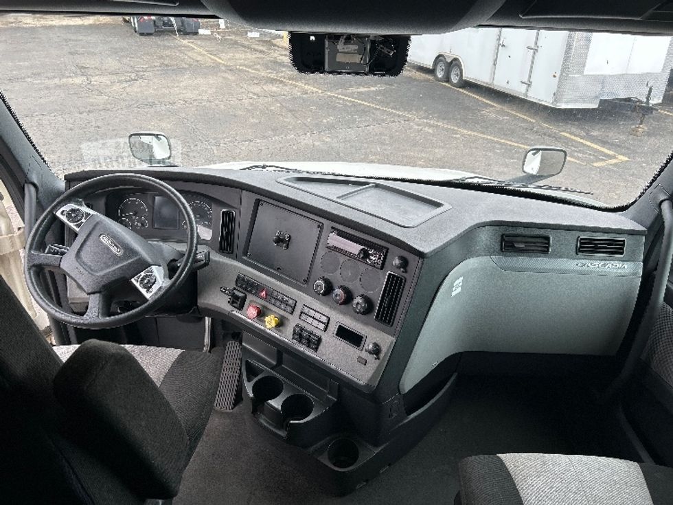 Sleeper Tractor-Heavy Duty Tractors-Freightliner-2021-T12664ST-Indianapolis-IN-306,689\n\t\tmiles-$ 77,500 - Image 12