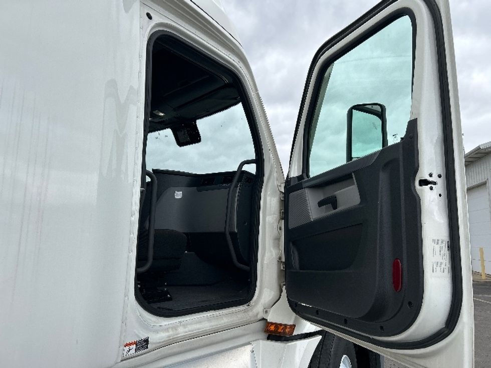 Sleeper Tractor-Heavy Duty Tractors-Freightliner-2021-T12664ST-Indianapolis-IN-306,689\n\t\tmiles-$ 77,500 - Image 13