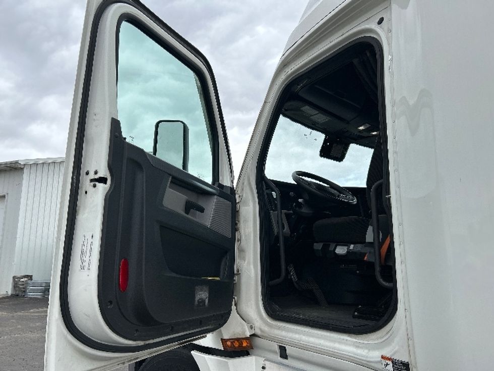Sleeper Tractor-Heavy Duty Tractors-Freightliner-2021-T12664ST-Indianapolis-IN-306,689\n\t\tmiles-$ 77,500 - Image 9