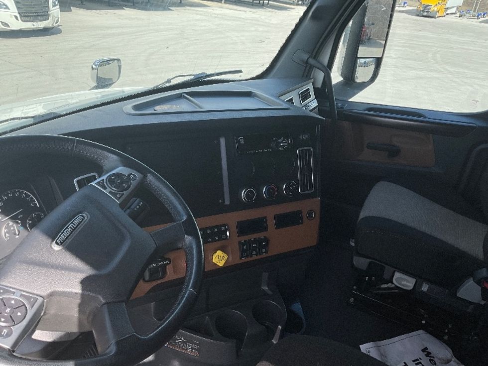 Sleeper Tractor-Heavy Duty Tractors-Freightliner-2021-T12664ST-Indianapolis-IN-387,194\n\t\tmiles-$ 70,750 - Image 10