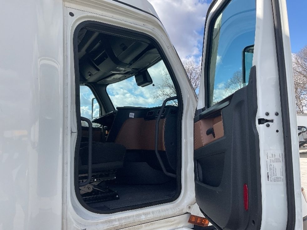 Sleeper Tractor-Heavy Duty Tractors-Freightliner-2021-T12664ST-Indianapolis-IN-387,194\n\t\tmiles-$ 70,750 - Image 13