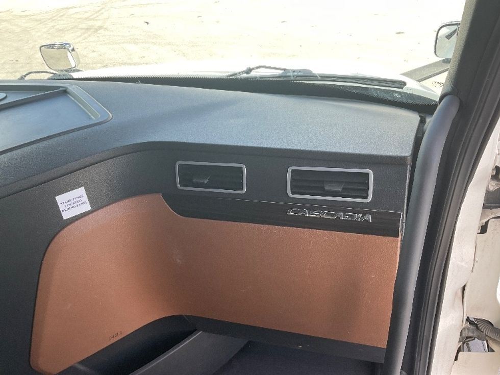 Sleeper Tractor-Heavy Duty Tractors-Freightliner-2021-T12664ST-Indianapolis-IN-387,194\n\t\tmiles-$ 70,750 - Image 14