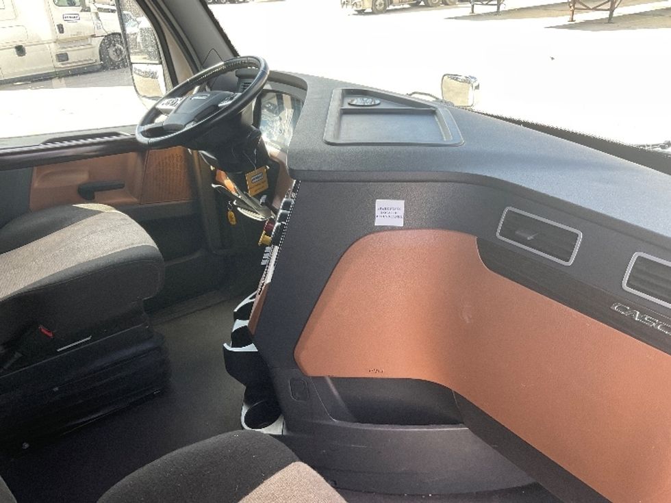 Sleeper Tractor-Heavy Duty Tractors-Freightliner-2021-T12664ST-Indianapolis-IN-387,194\n\t\tmiles-$ 70,750 - Image 15