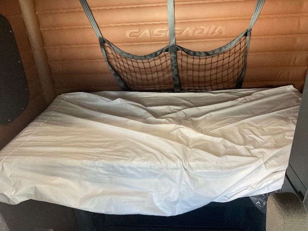 Sleeper Tractor-Heavy Duty Tractors-Freightliner-2021-T12664ST-Indianapolis-IN-387,194\n\t\tmiles-$ 70,750 - Image 17