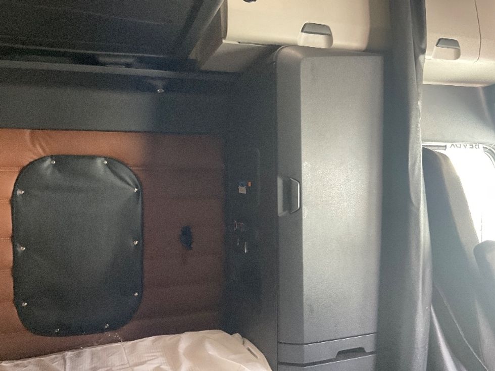 Sleeper Tractor-Heavy Duty Tractors-Freightliner-2021-T12664ST-Indianapolis-IN-387,194\n\t\tmiles-$ 70,750 - Image 18