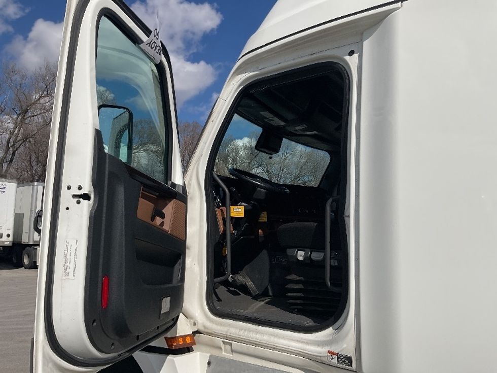 Sleeper Tractor-Heavy Duty Tractors-Freightliner-2021-T12664ST-Indianapolis-IN-387,194\n\t\tmiles-$ 70,750 - Image 9